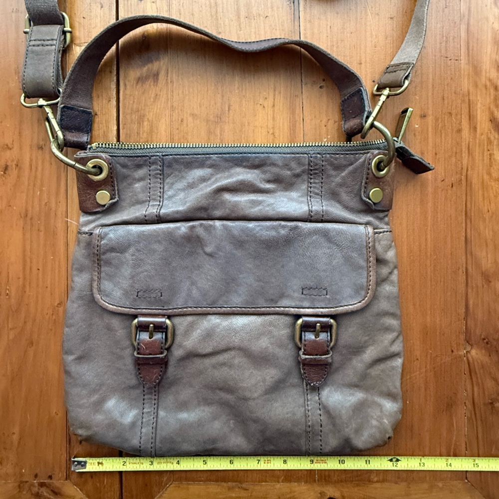 Fossil Vintage Brown Crossbody Bag with Vintage Leather and Metal Accents